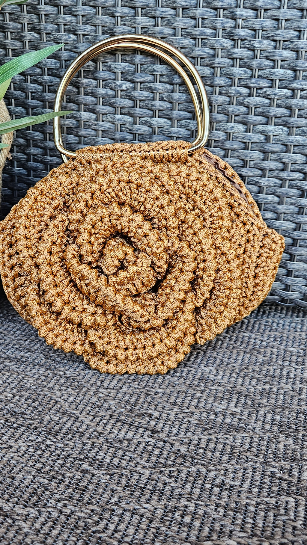Rosa gran - Bolso de ganchillo con forma de flor – hecho a mano en color camel