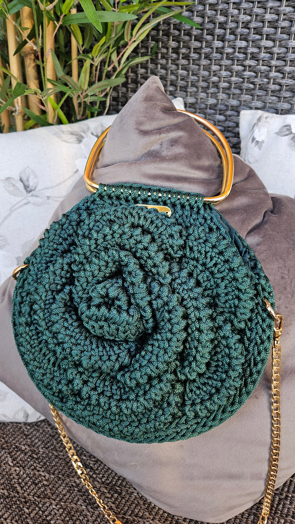 Rosa gran - Bolso de ganchillo con forma de flor – hecho a mano en color camel
