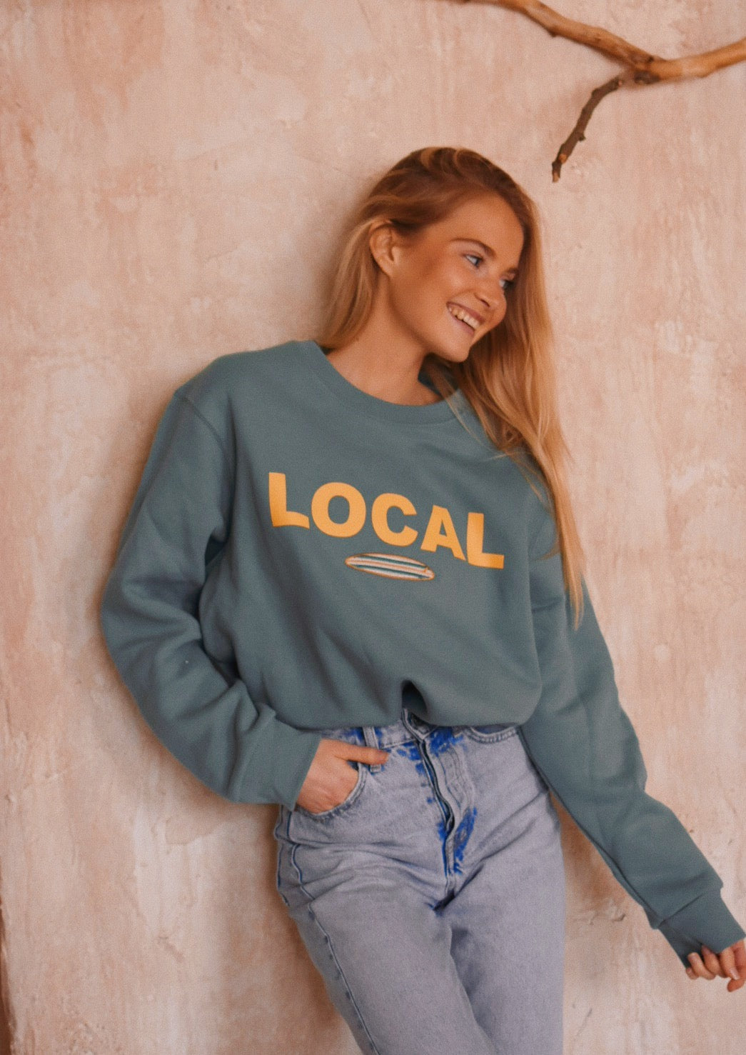 Sudadera This Local – espíritu surfero y estilo sostenible 🌊