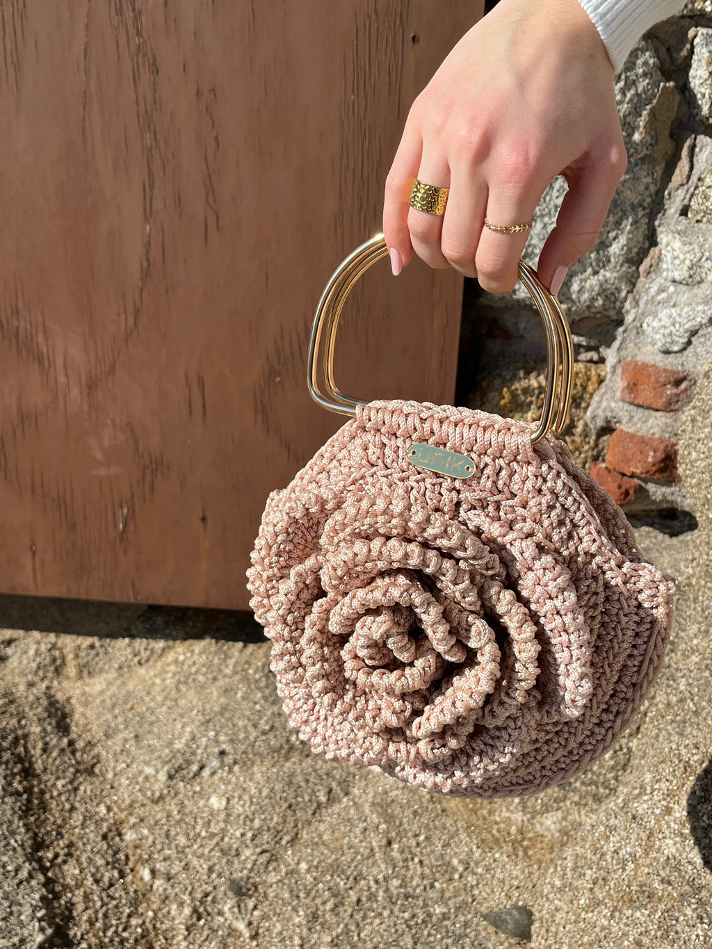 Rosa gran - Bolso de ganchillo con forma de flor – hecho a mano en color camel