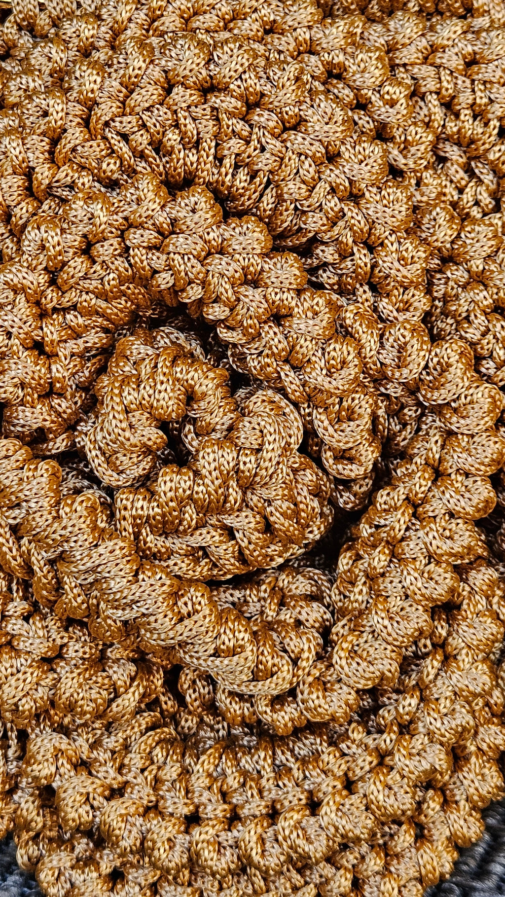 Rosa gran - Bolso de ganchillo con forma de flor – hecho a mano en color camel